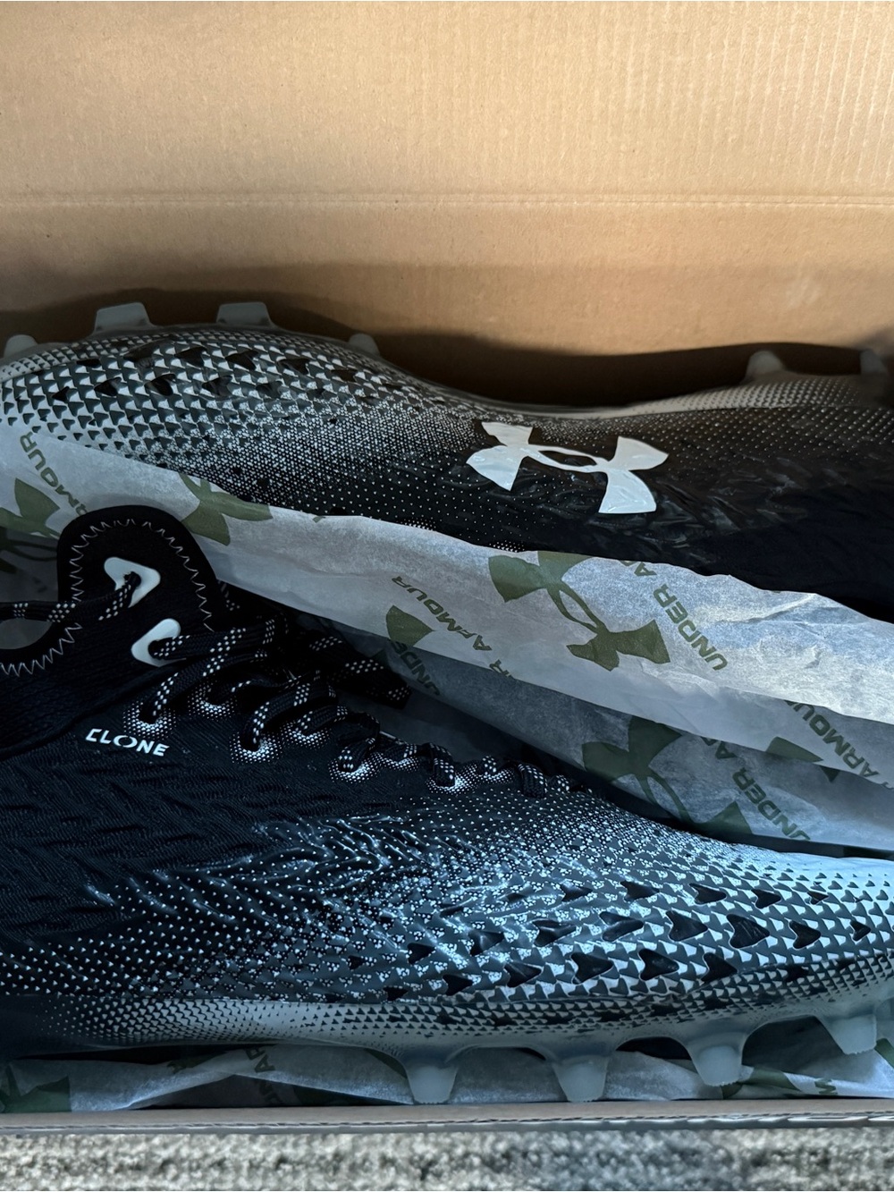 NWT Under Armour Men's Black & White Gradient Athletic Cleats - Picture 7 of 7